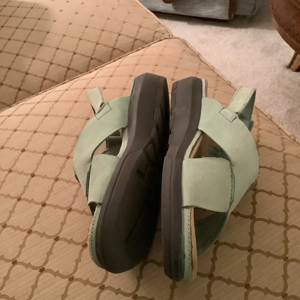 Rockpoint sandals leather green flat comfortable size 7 crisscross